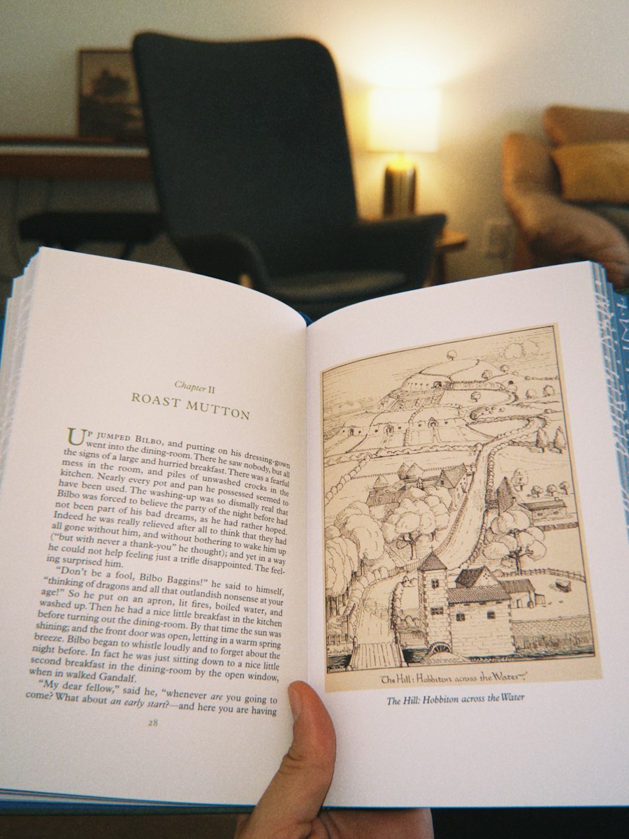 Книга детская "Кто живет в лесу"